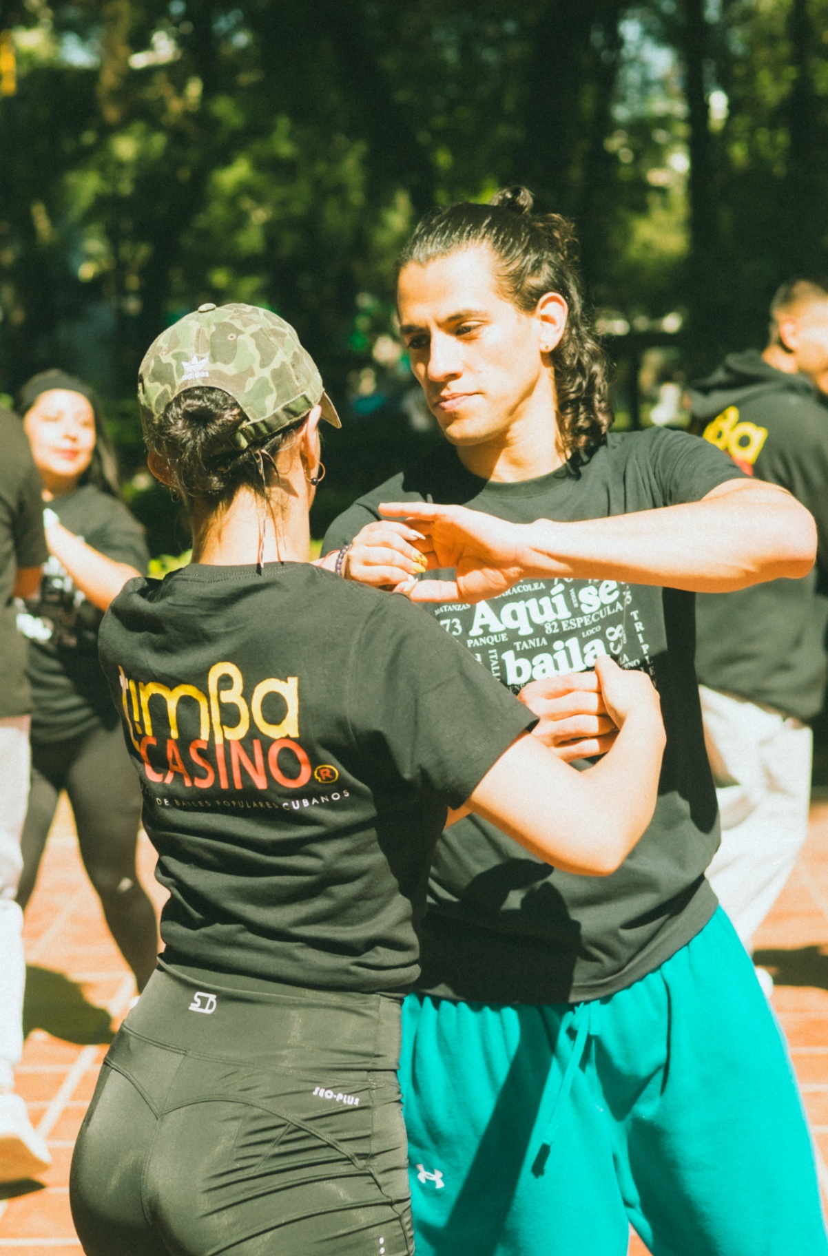 Pareja bailando salsa cubana