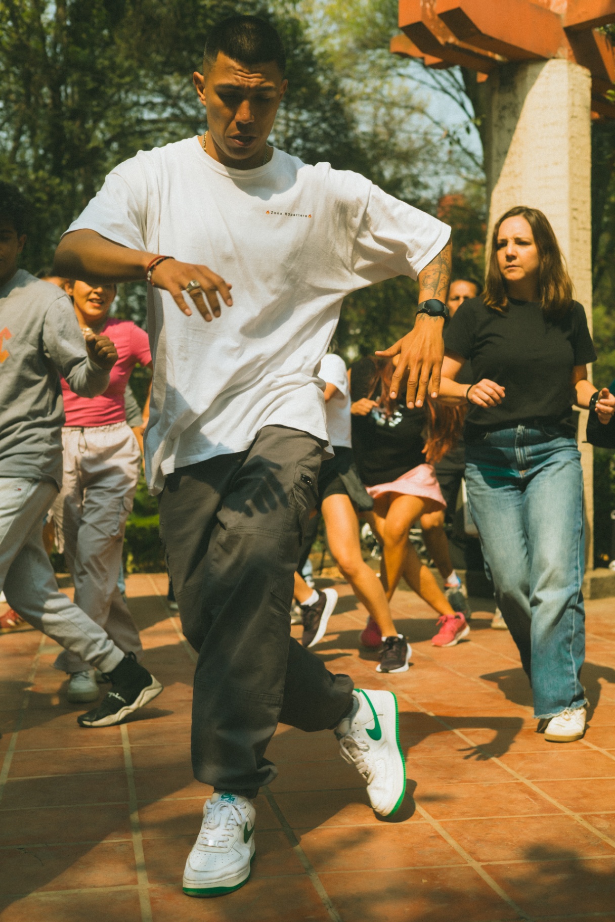 Alumno bailando en clase